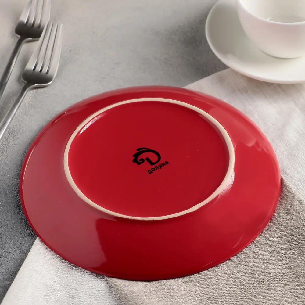 Тарелки красного цвета. Красная тарелка. Красные тарелки для сервировки. Тарелка десертная красная. Красное блюдце.