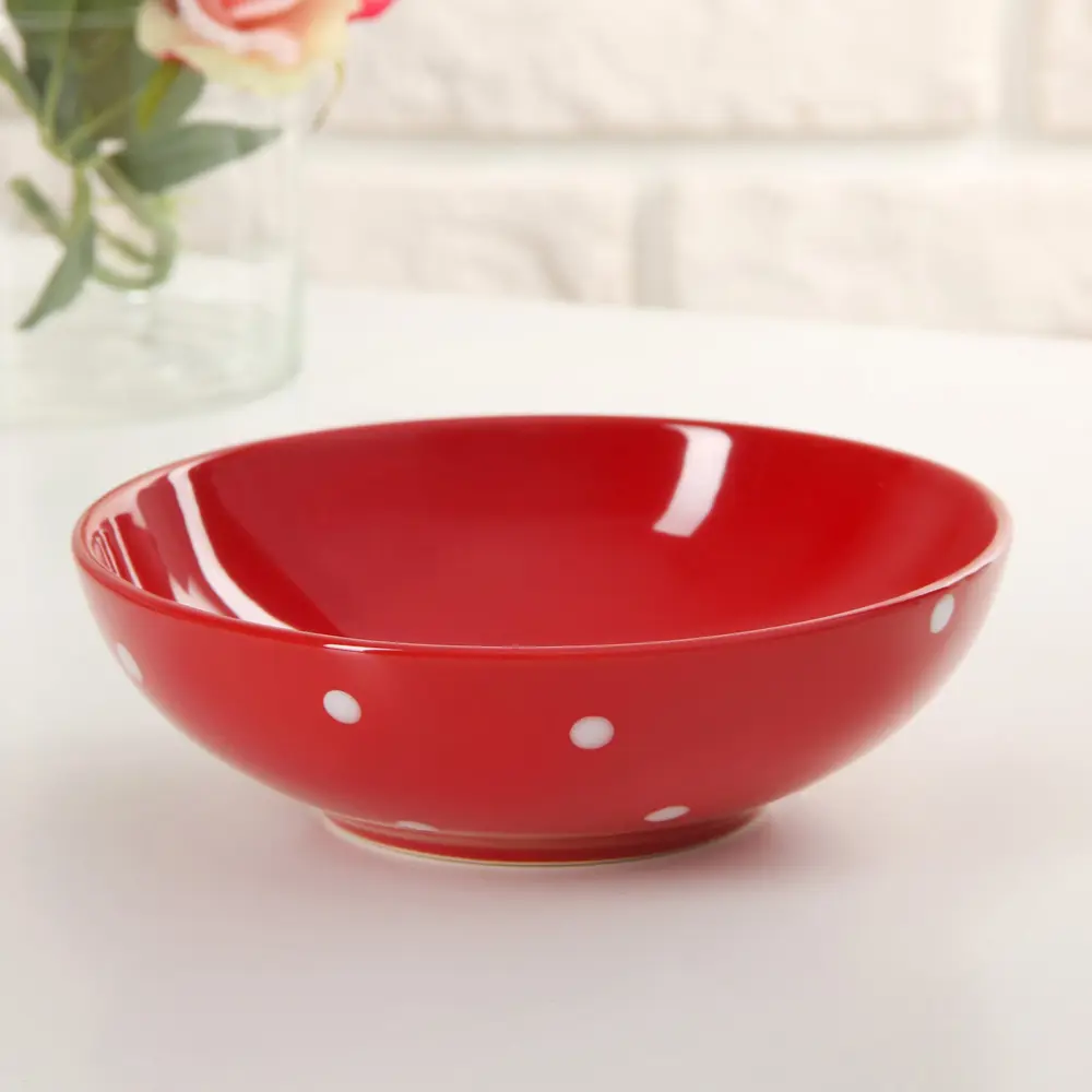Тарелки красного цвета. Сервиз столовый «красный горох», 18 предметов, цвет красный. Красная тарелка. Красная посуда. Красные тарелки для сервировки.