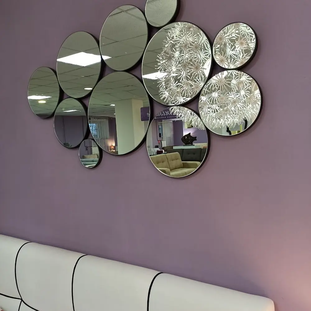 Три зеркальных панно в коридоре