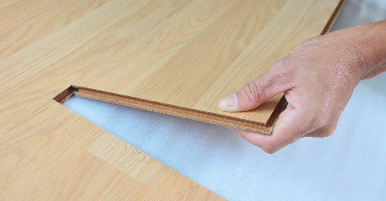 Укладка линолеума на деревянный или бетонный пол, лучшая цена за м2 — 70 гр.