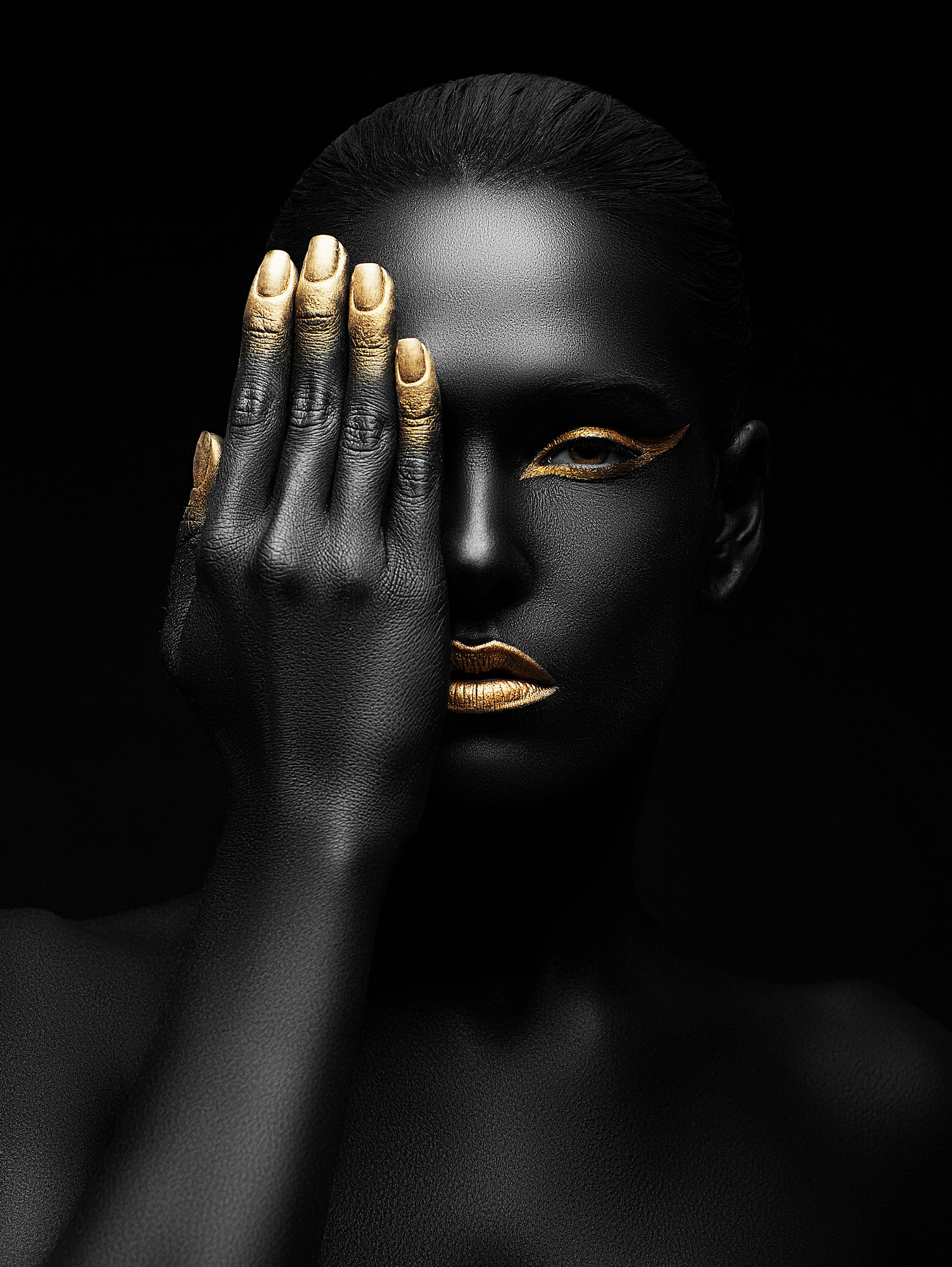 Номера негритянок. Черная девушка в золоте. Картина черная женщина с золотом. Чернокожая девушка в золоте. Девушка в черной краске.
