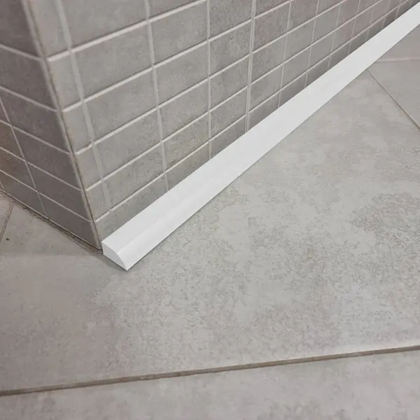 Установка плинтуса в ванной комнате на ванну