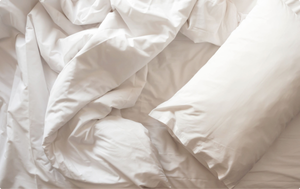 Почему женщины меняют постельное белье чаще мужчин: причины и полезные советы
