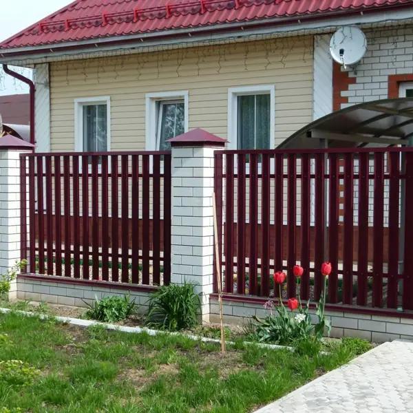 Палисадник из металлического штакетника фото перед домом своими руками