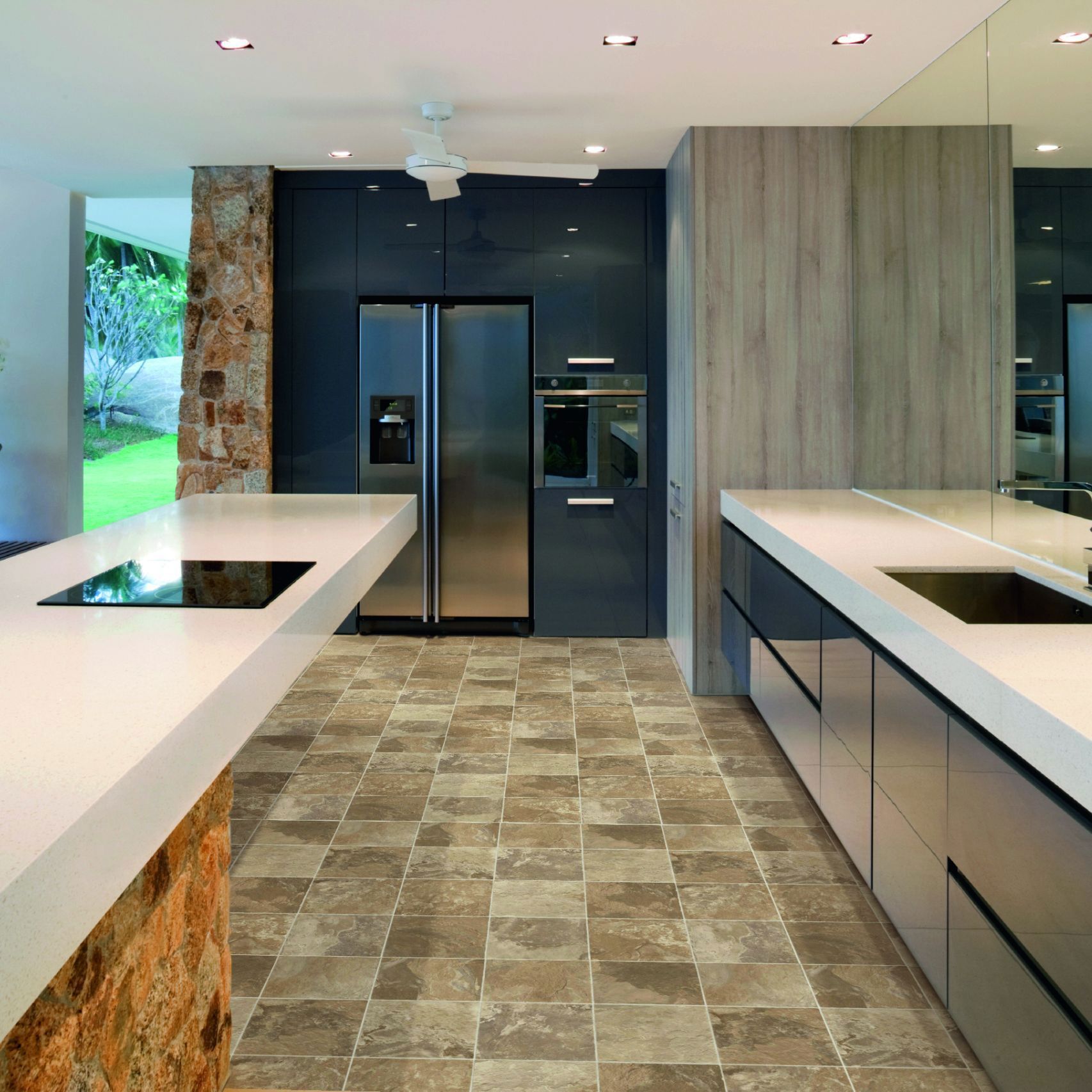 Дизайн кухни с мраморной плиткой на полу