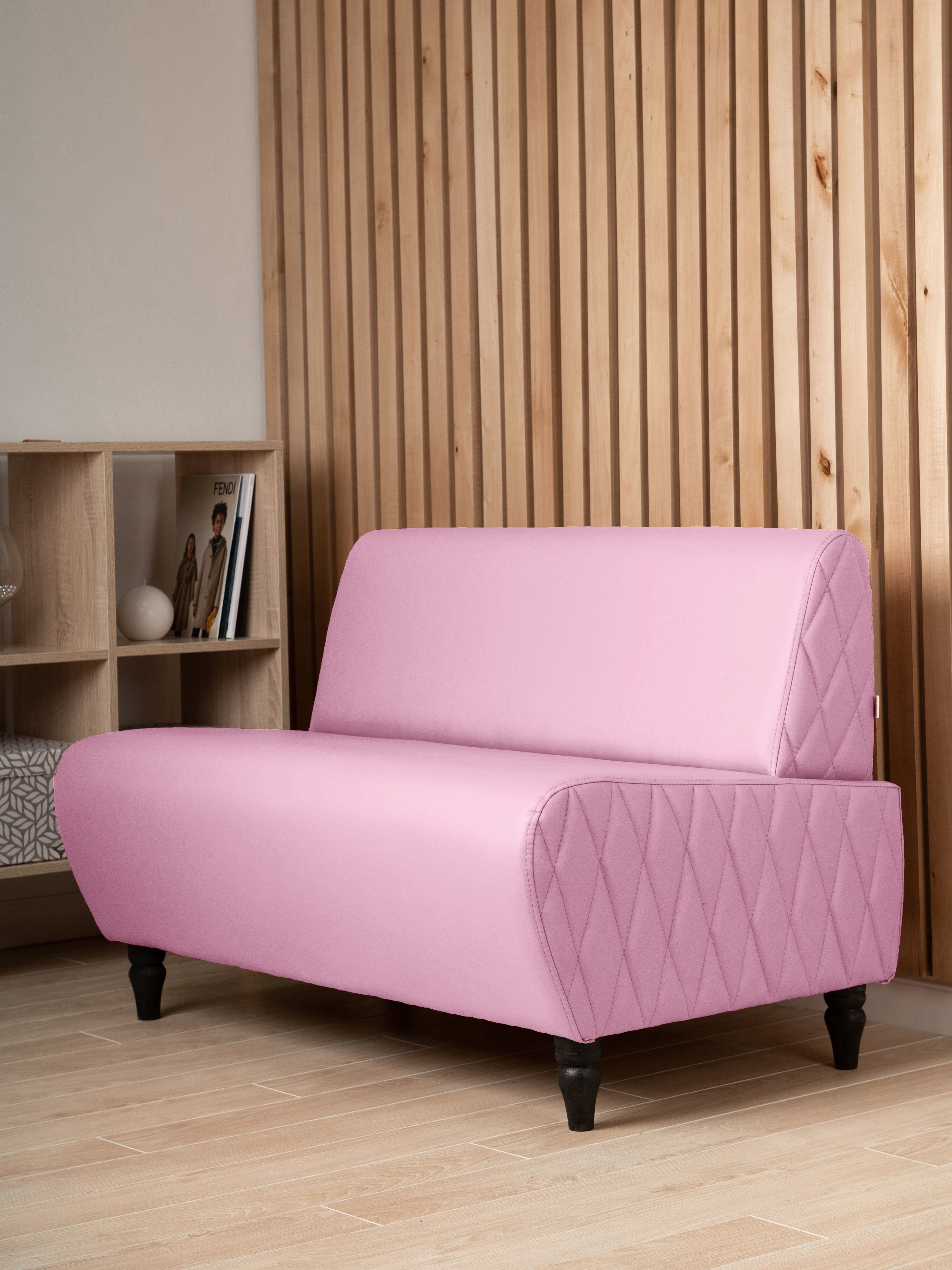 Розовый диван в интерьере - 65 фото
