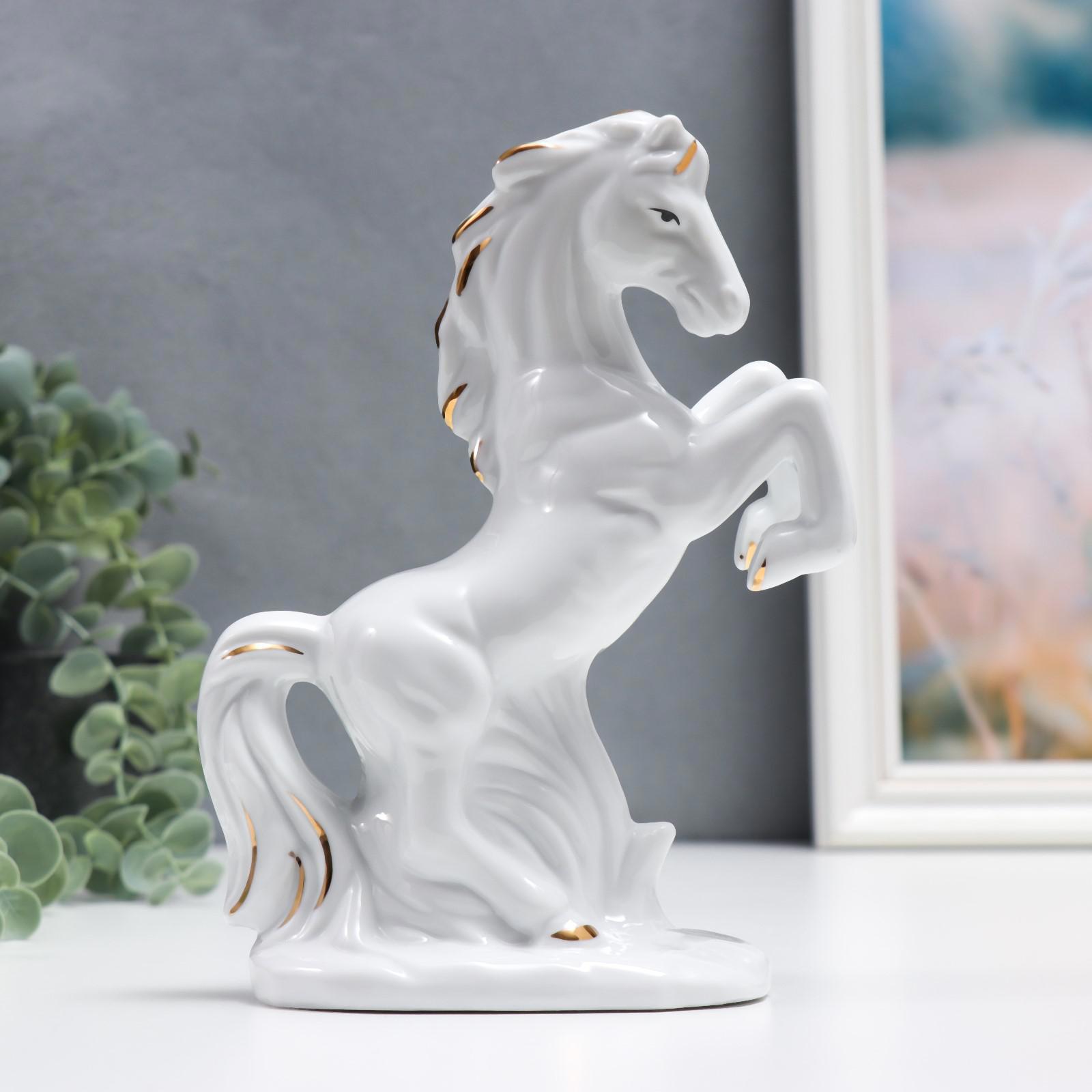 Лошадь сувенир керамика купить. Статуэтка глиняная конь где изготовлена. Сувенир полистоун "золотой конь на дыбах купить на авито.