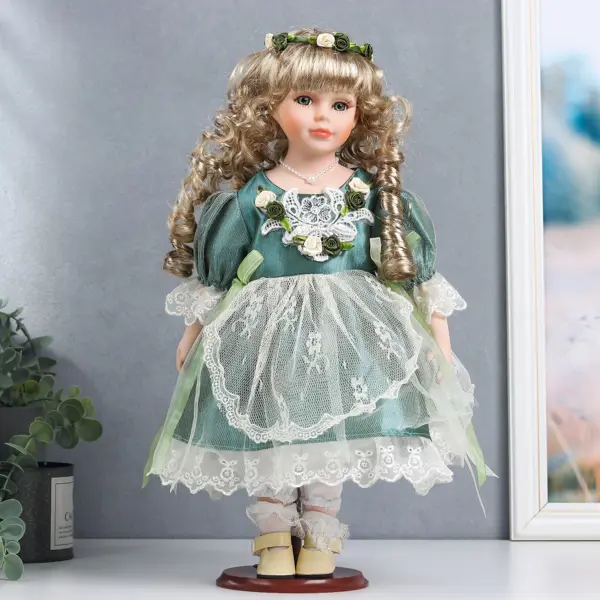 Кукла Кози Аквини - Кружева и цветы 33 см, закрывает глаза фото