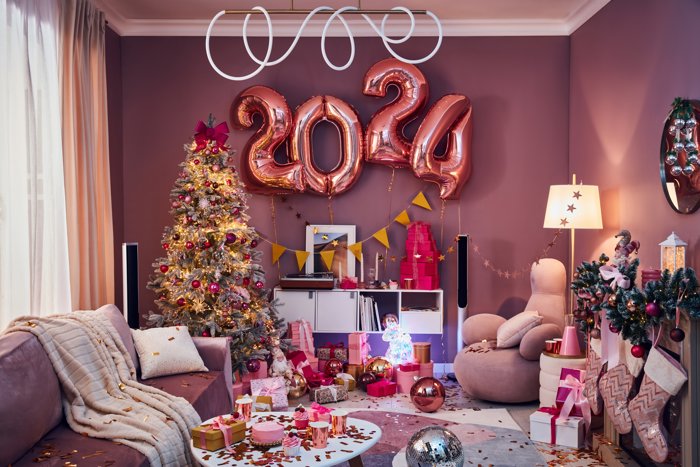 Новогодний декор гостинной в розовых тонах