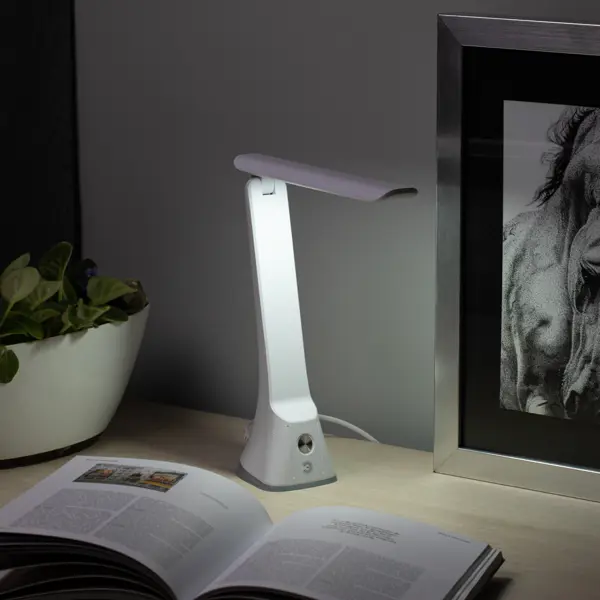 Настольная лампа светодиодная Эра LED-503-11W-W регулируемый белый свет цвет белый, с регулировкой яркости настольная лампа светодиодная uniel b600 нейтральный белый свет с регулировкой яркости