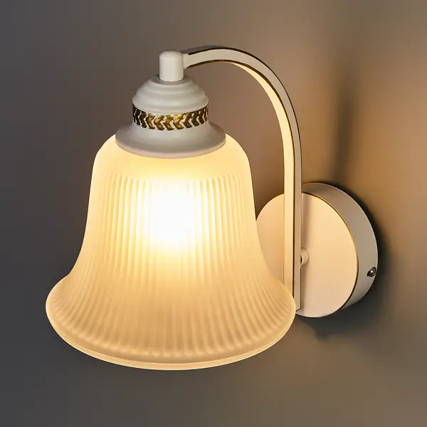 Настенный светильник «Biela» 5005-1W цвет белый парковый светильник feron классика 11017
