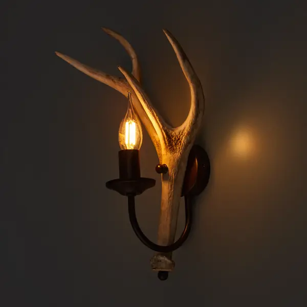 Настенный светильник бра Vitaluce Охотник 1 лампа 3м² Е14 цвет коричневый матовый свеча ароматизированная дерево и ваниль коричневый 60x105 см