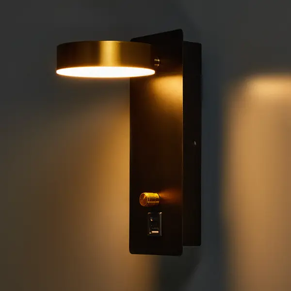 Настенный светильник светодиодный Freya Sol FR5346WL-L5BBZ 7 Вт USB цвет черный/латунь